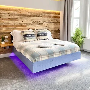 Cloud9 - By Coastline Retreats - Newly Renovated, Beautiful Ensuite Near Seafront In Town Centre, Netflix, Superfast Wifi, Communal Kitchen Gasthof Bournemouth